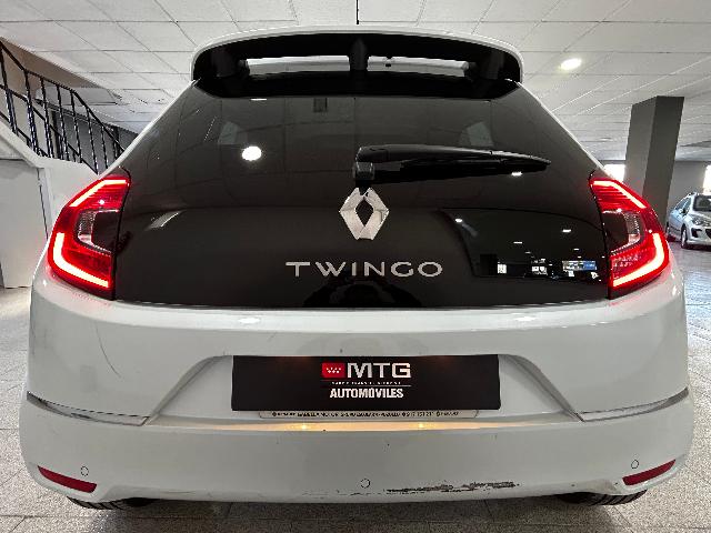 Renault Twingo blanco lateral con entorno urbano